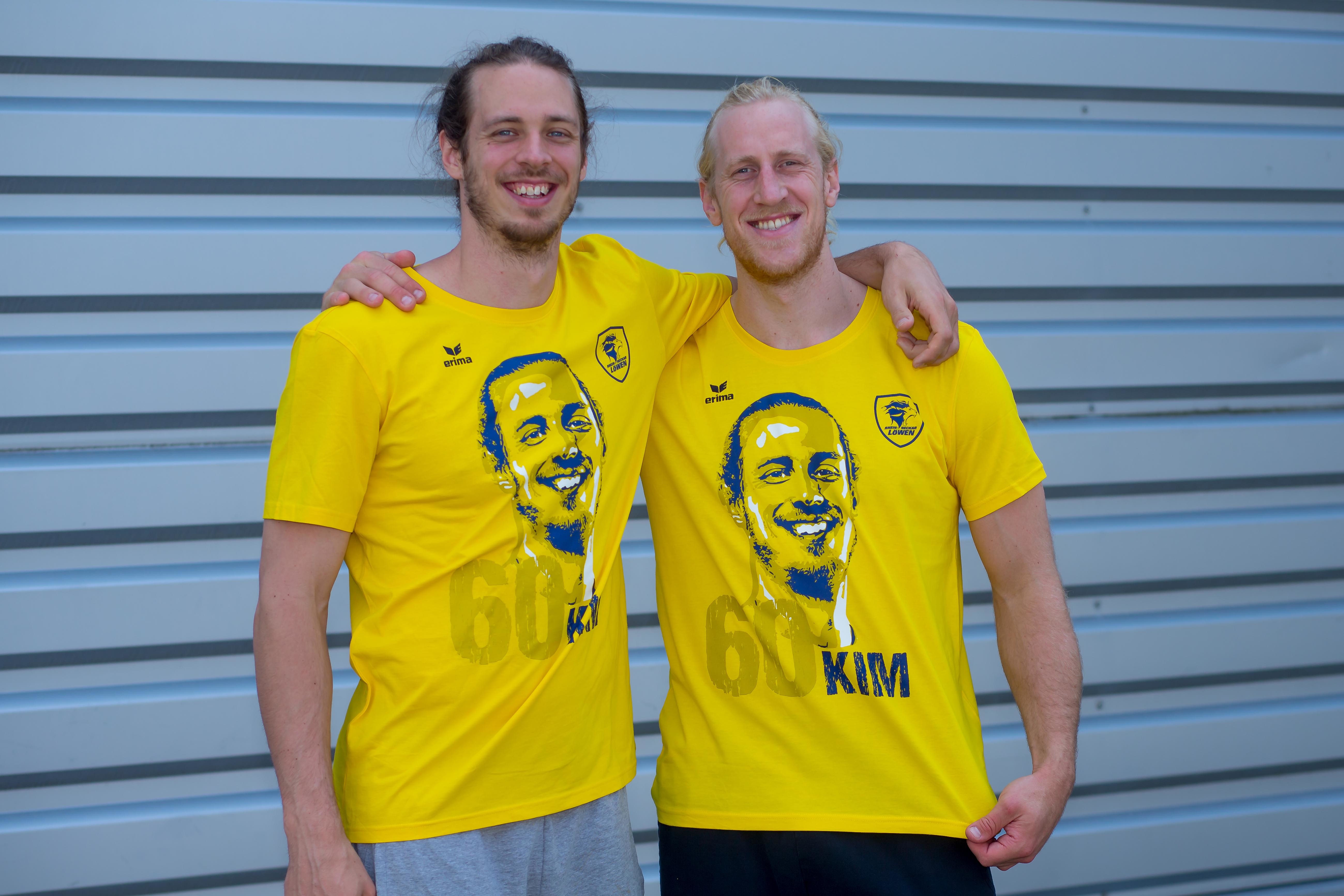 Kim Ekdahl Du Rietz und Mikael Appelgren im Spenden-T-Shirt