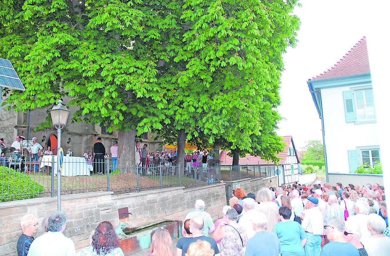 Eröffnet wird der Loblocher Weinzehnt am Freitag um 18 Uhr an der Nikolauskapelle mit einem Theaterstück der Loblocher Schauspielgruppe aus der Feder des verstorbenen Autors und Ortschronisten Alfred Sitzmann, musikalisch umrahmt vom Gesangverein Gimmeldingen und vom „Mandelblütenexpress“.