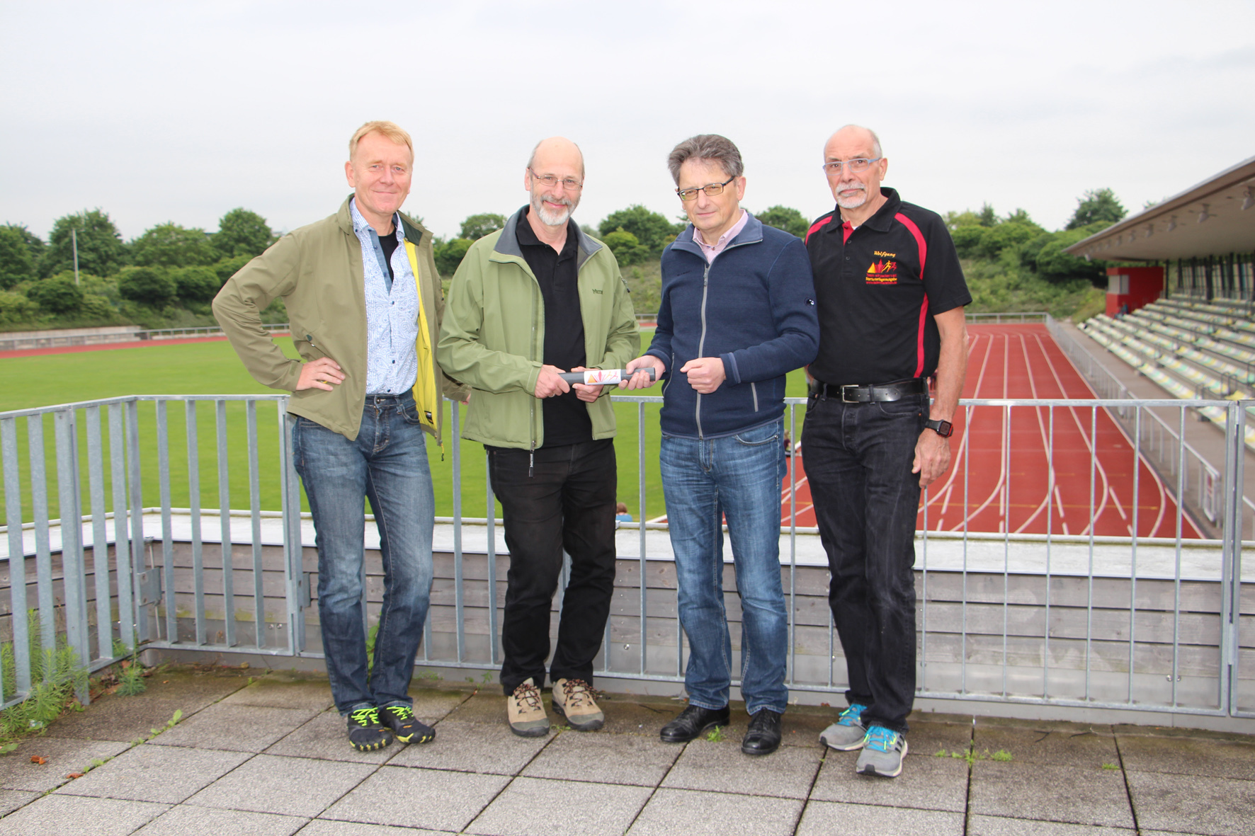 Symbolische Staffelstabübergabe im Carl-Kaufmann-Stadion (v.l.): Fried-Jürgen Bachl (Geschäftsführer), Bürgermeister Klaus Stapf (ehem. Vorsitzender), Norbert Wein (neuer Vorsitzender), Wolfgang Möck (stellv. Vorsitzender).