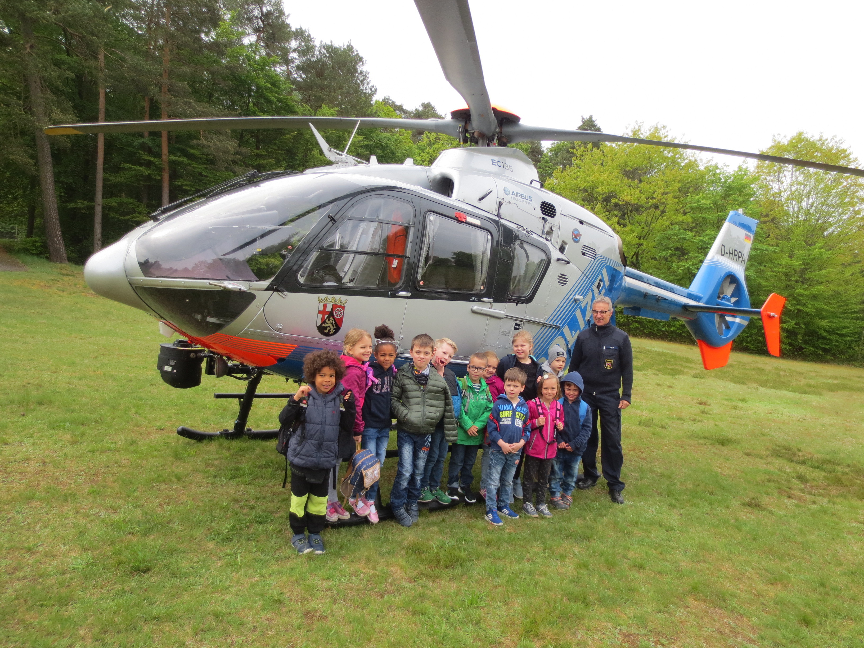 Die „Geheimagentengruppe“ der KiTa Hütschenhausen zu Besuch bei der Bereitschaftspolizei in Enkenbach-Alsenborn