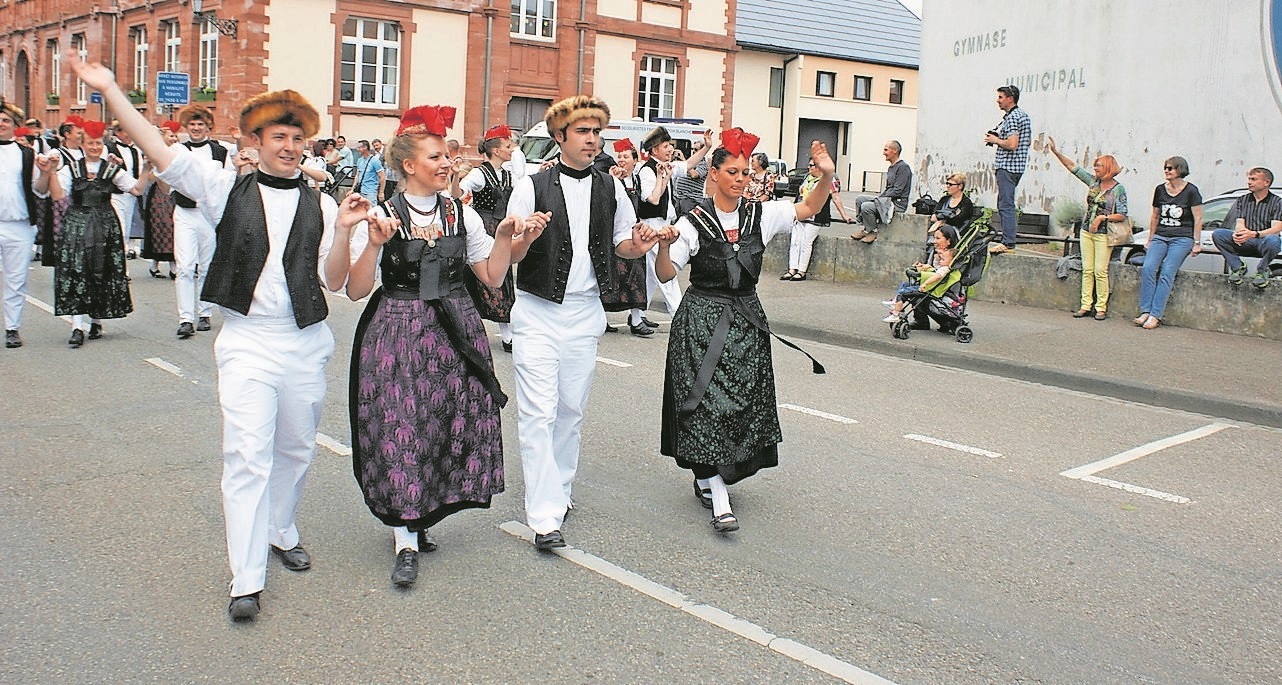Zahlreiche Trachtengruppen und auch Reiter nehmen am Umzug teil.