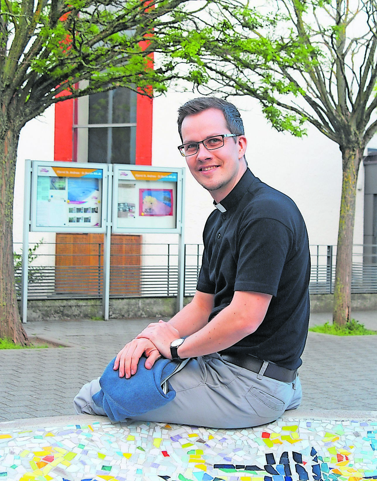 Georg Henn auf dem Kirchplatz St. Andreas in Neckarhausen. Hier findet am Sonntag ein Fest der Begegnung statt.