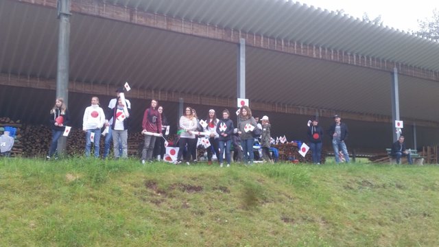 Gespannt wartet die Fankurve auf den Einlauf von Japan.