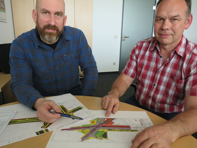 Haben den aktuellen Plan vor sich (v.l.) KASIG-Projektleiter Philip Banschbach und Baustellenmanager Jürgen Lohmeyer | Foto: jow
