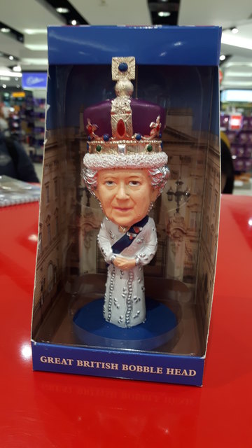 Selbst die Queen muss bei den Souvenirs herhalten | Foto: jowa