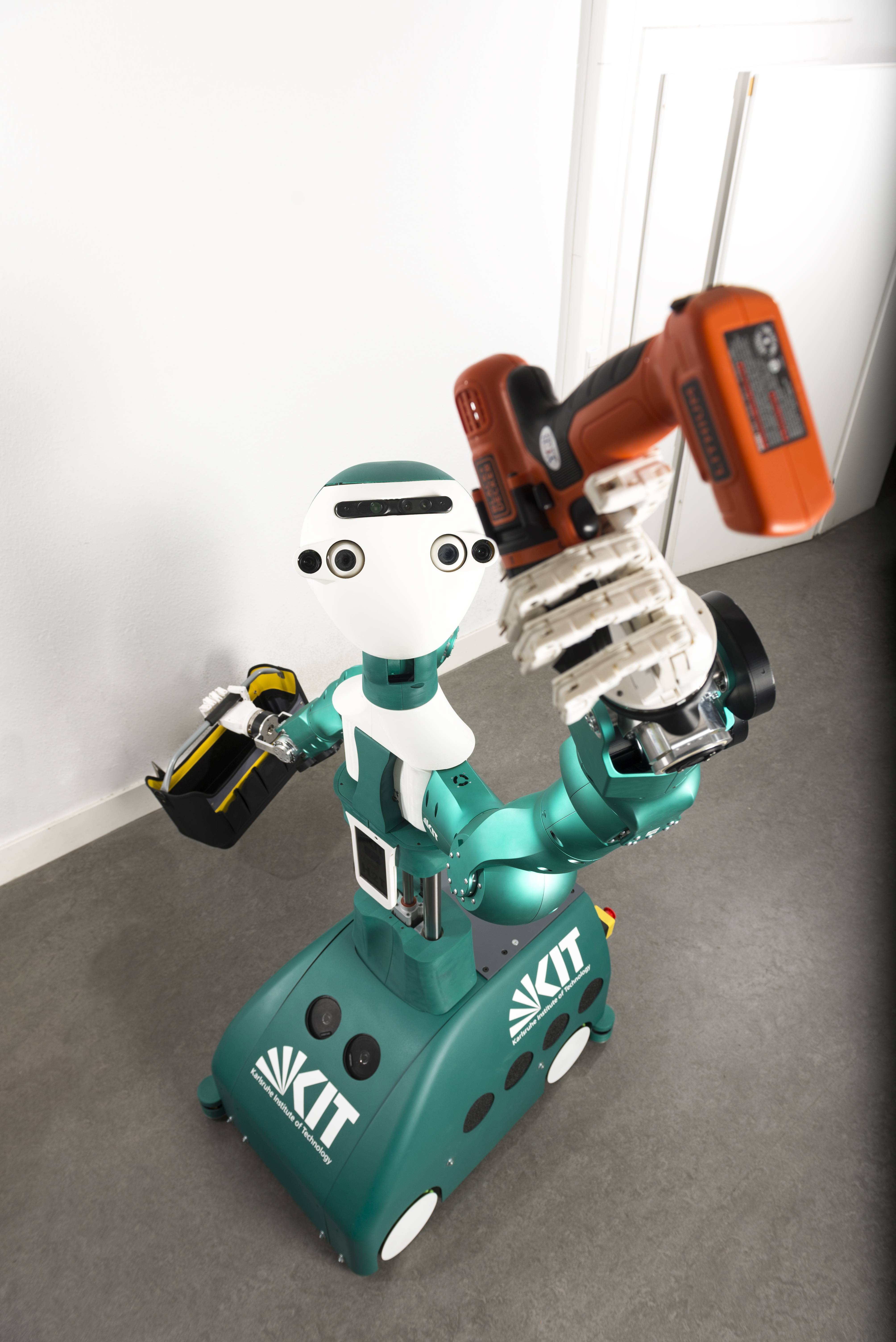 Lernwilliger Helfer: Der Assistenz-Roboter "ARMAR 6" kann allein durch Beobachtung neue Fähigkeiten erwerben, Nutzer unterstützen und etwa Werkzeug reichen.