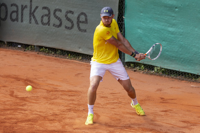 Ball im Visier: Pfalzmeister Vincent Thierry Schneider vom BASF TC Ludwigshafen | Foto: Jens Vollmer
