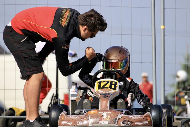 Max Reis mit seinem Mechaniker Max Weidlich...ein starkes Team...#strongtogether | Foto: Kartfoto.de