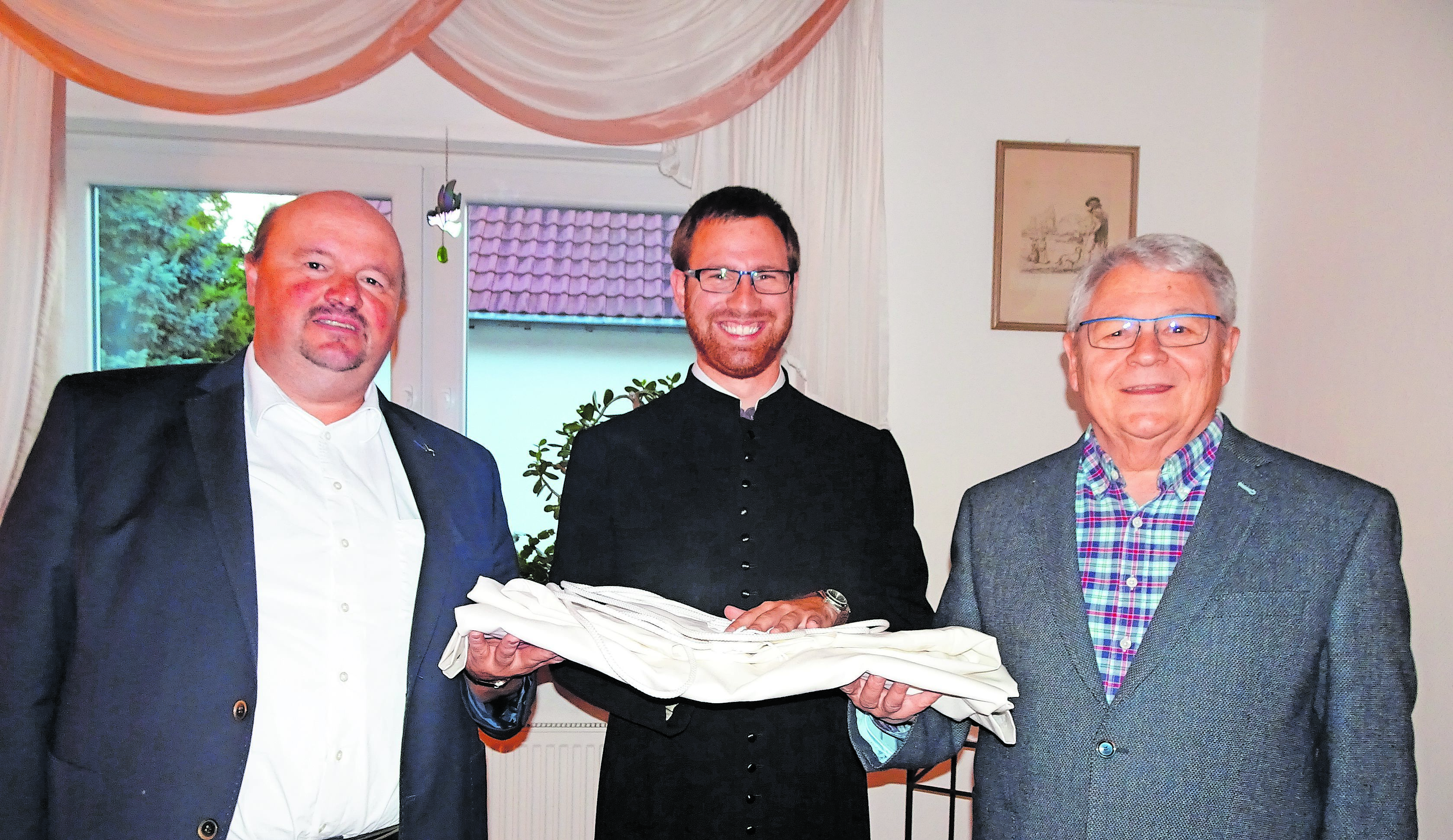 Christoph Herr (Mitte) wird morgen zum Priester geweiht. Am Sonntag zelebriert er seinen ersten Gottesdienst in Germersheim.