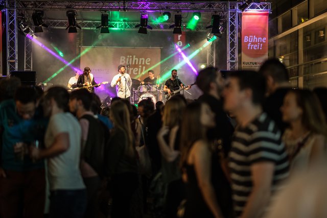 Die Band IZE auf der Bühne des Kulturnetzes und des Nationaltheaters.  | Foto: Christian Gaier