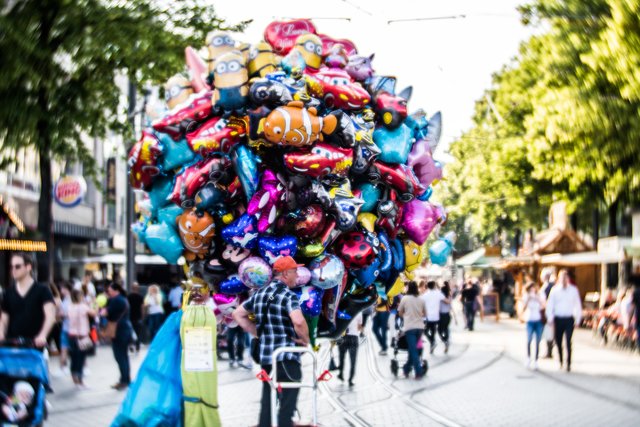 Der Luftballonverkäufer wartet auf Kundschaft. | Foto: Christian Gaier