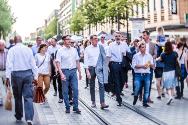 Die städtische Delegation flaniert auf der Festmeile zwischen Paradeplatz und Wasserturm.   | Foto: Christian Gaier