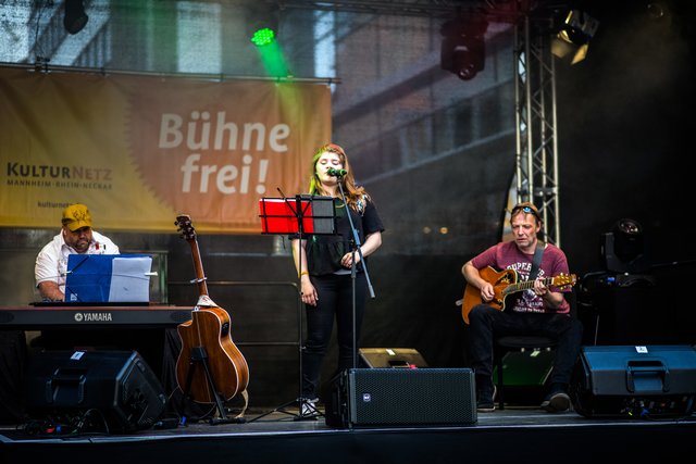 Leonie Greiner auf der Bühne des Kulturnetzes und des Nationaltheaters. | Foto: Christian Gaier