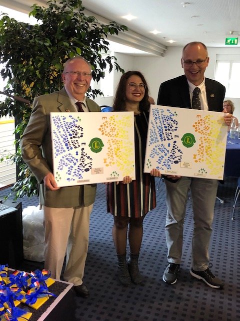 Von links: Thomas Ernst, Präsident des LC Landstuhl, die Künstlerin aus Pont-à-Mousson und Eric Thorr, Präsident des LC Pont-à-Mousson | Foto: Lüer