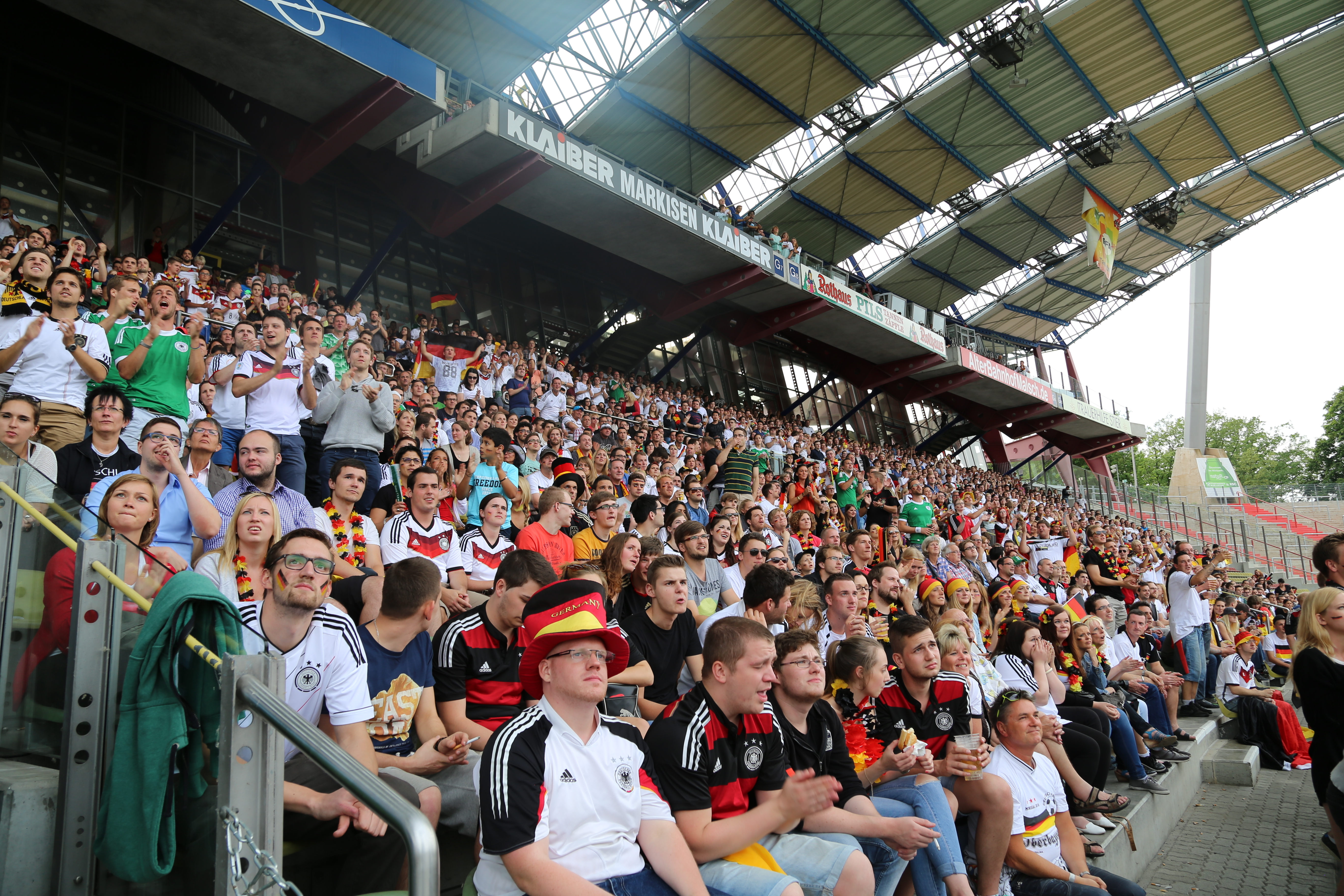 Eine tolle Gelegenheit sind die Spiele als Erlebnis im Wildparkstadion. Fernsehsender "Baden TV" zeigt die Spiele auf großen Leinwänden - so ist das Stadionfeeling mit dabei. Infos und Karten gibt's natürlich online unter baden-tv.com/publicviewing/