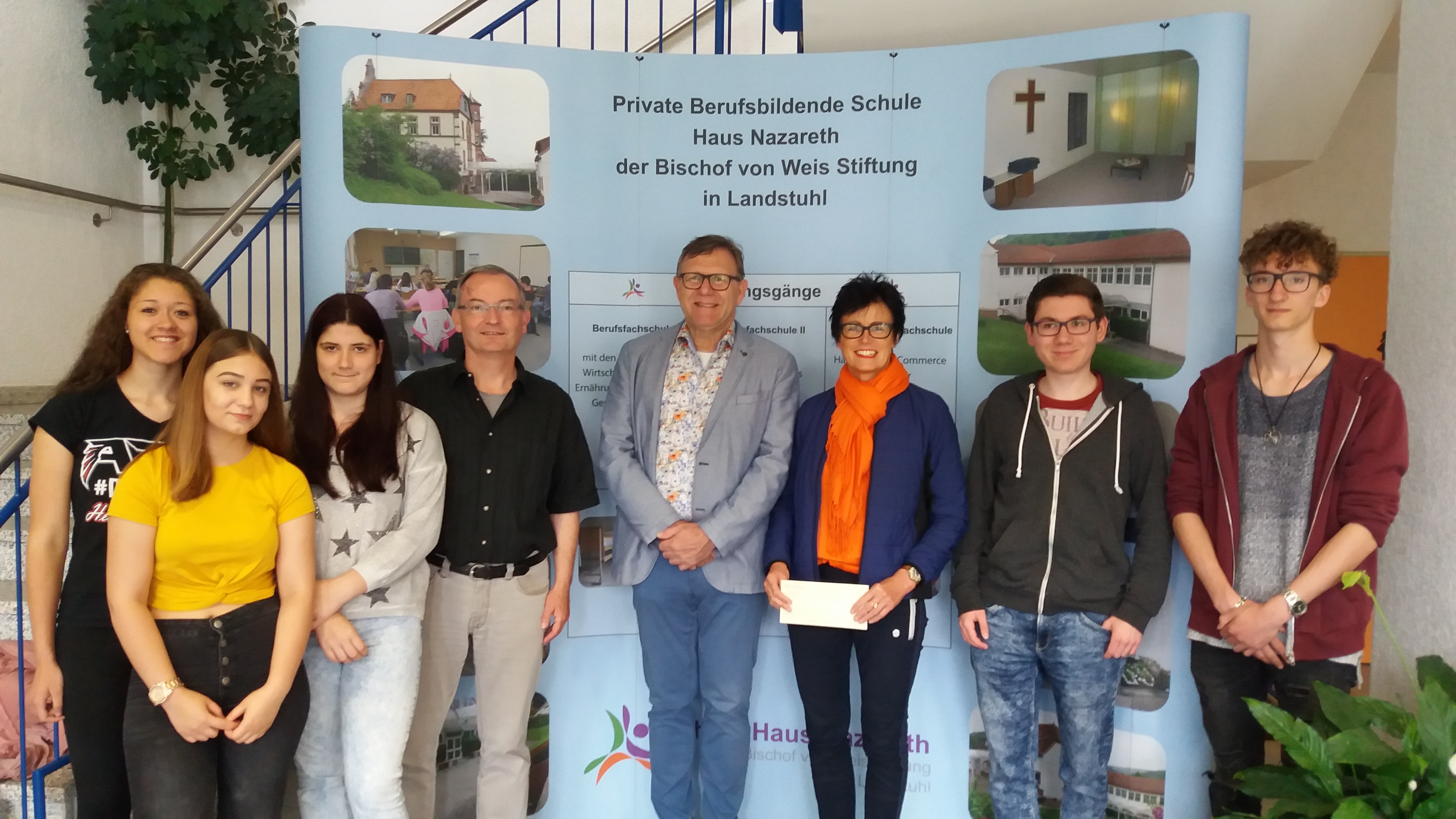 Von links: Victoria Gaither, Weda Becker, Vanessa Kubert, Schulleiter Andreas Zimmer, Herman Stroethoff, Margareta Jung, Lukas Dresch und Manuel Hecktor