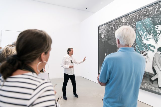 Jeff Wall erläutert beim Rundgang durch seine Ausstellung seine Arbeitsweise.  | Foto: Christian Gaier
