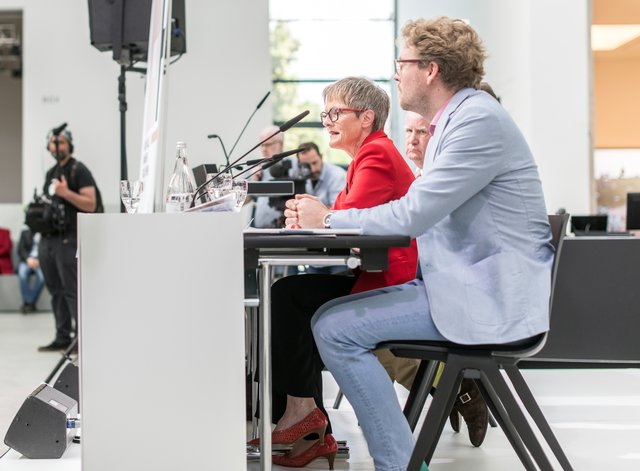 Kunsthalle-Direktorin Dr. Ulrike Lorenz bei der Pressekonferenz zum Grand Opening der Kunsthalle. Vorn: Kurator Dr. Sebastian Baden. | Foto: Christian Gaier