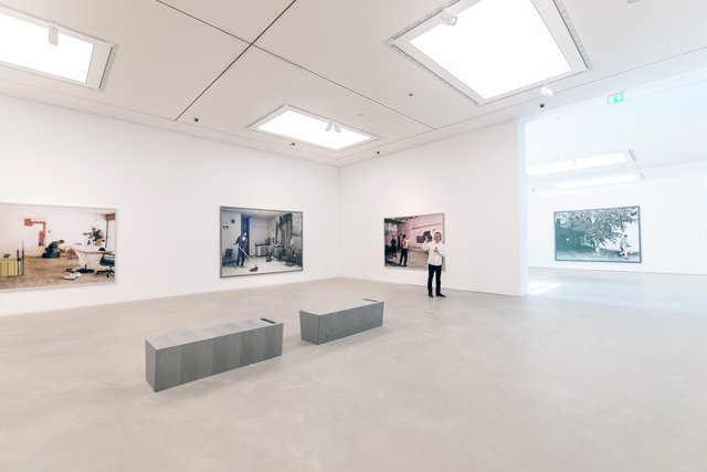 Jeff Wall fotografiert den Ausstellungsraum. | Foto: Christian Gaier