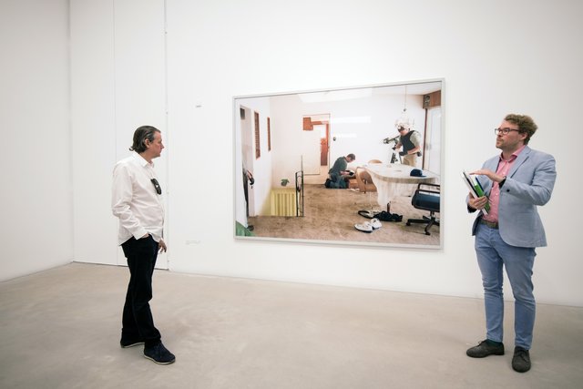 Fotokünstler Jeff Wall und Kurator Dr. Sebastian Baden.  | Foto: Christian Gaier