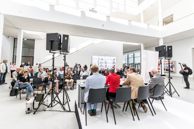 Blick aufs Podium der Pressekonferenz zum Grand Opening der Kunsthalle.  | Foto: Christian Gaier