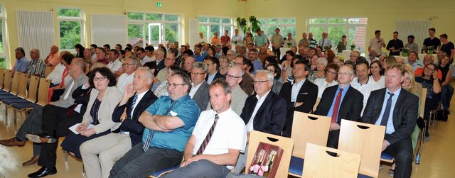 Gut besucht und in einem feierlichen Rahmen in der Aula der Realschule Plus in Wolfstein fand die Amtseinführung von Bürgermeister Andreas Müller statt.