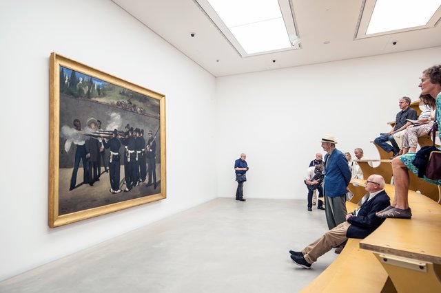 Édouard Manets Meisterwerk "Die Erschießung Kaiser Maximilians von Mexiko" im Fokus der Besucher, die teilweise auf der Installation "Arena" von Rita McBride sitzen.  | Foto: Christian Gaier