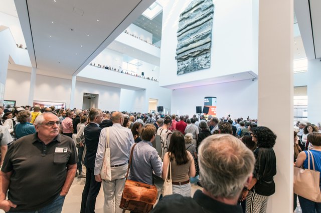 Dichtes Gedränge im Atrium der neuen Kunsthalle.  | Foto: Christian Gaier