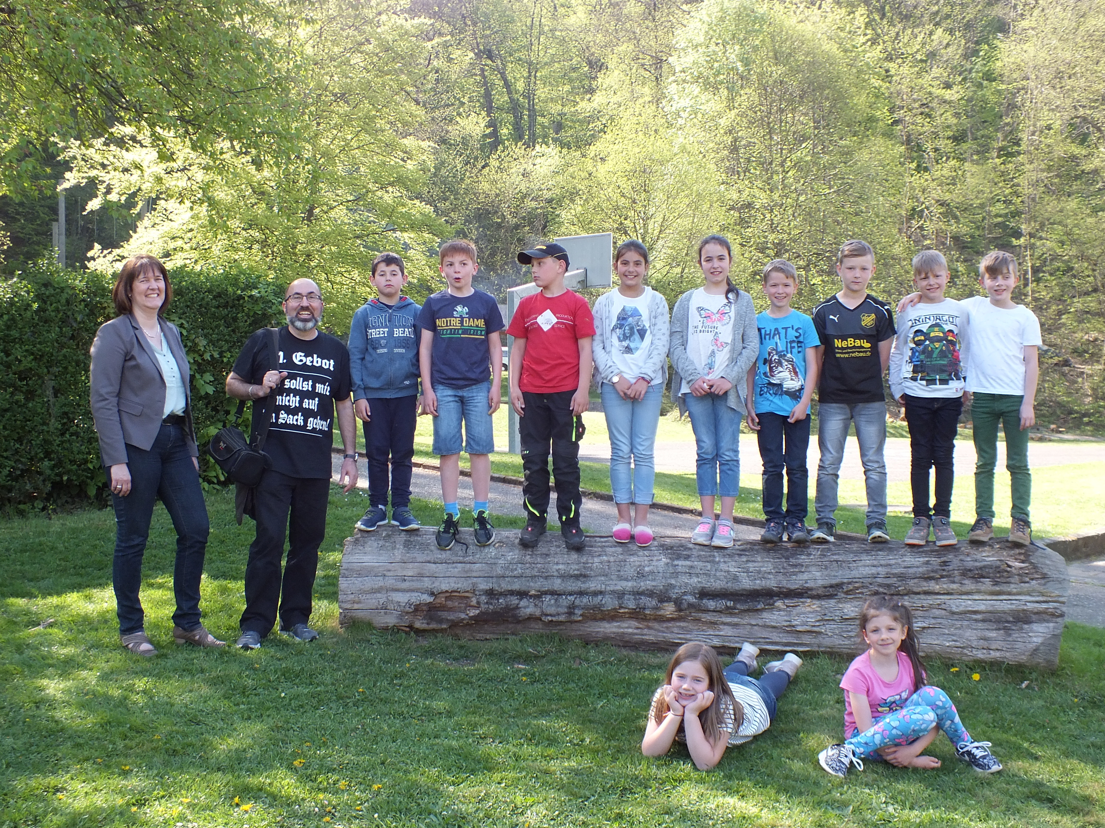 Die Kommunionkinder bei der Spendenübergabe