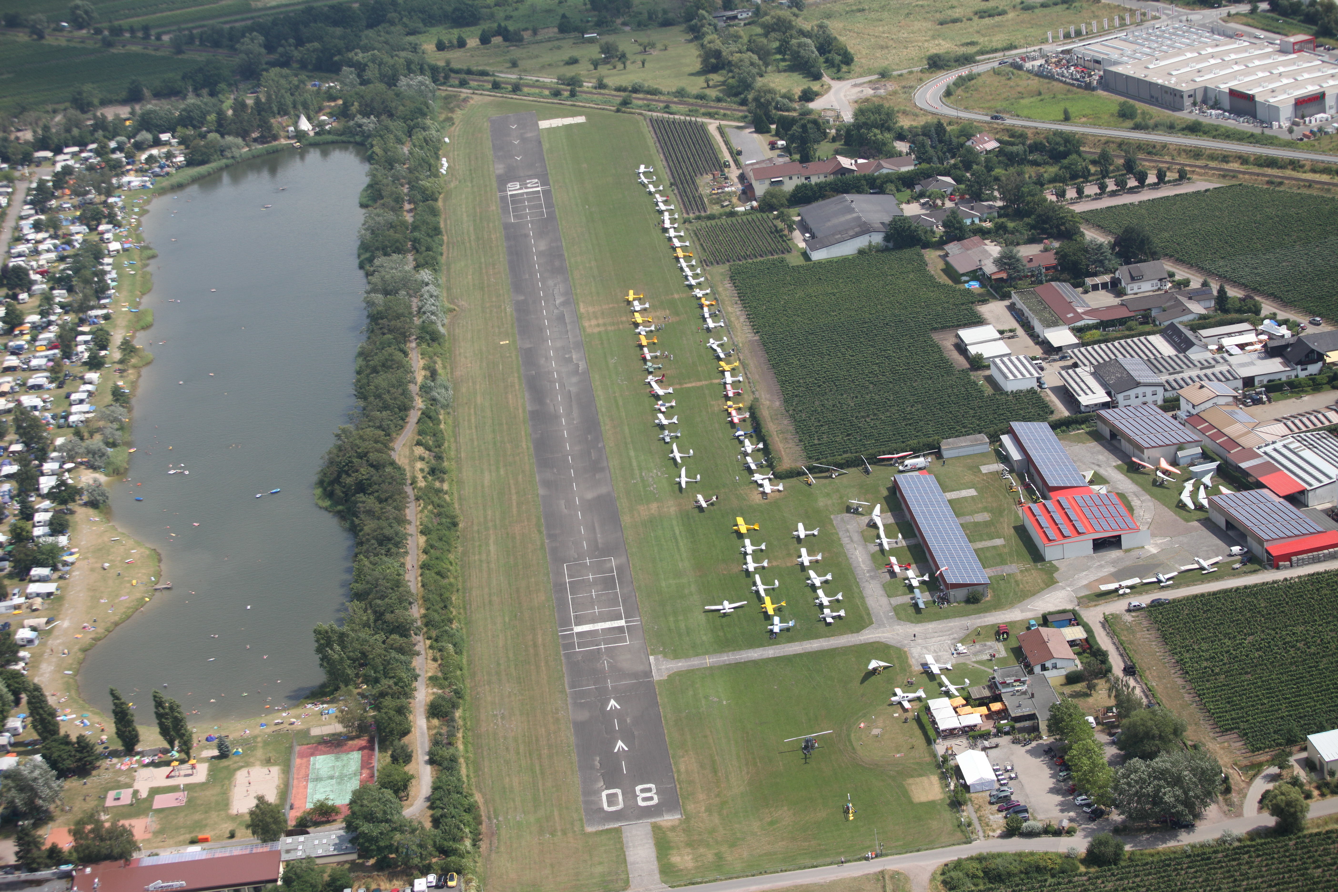 Anflug von Westen auf den Flugplatz Deutsche Weinstraße in Bad Dürkheim. Foto: Flugsportverein