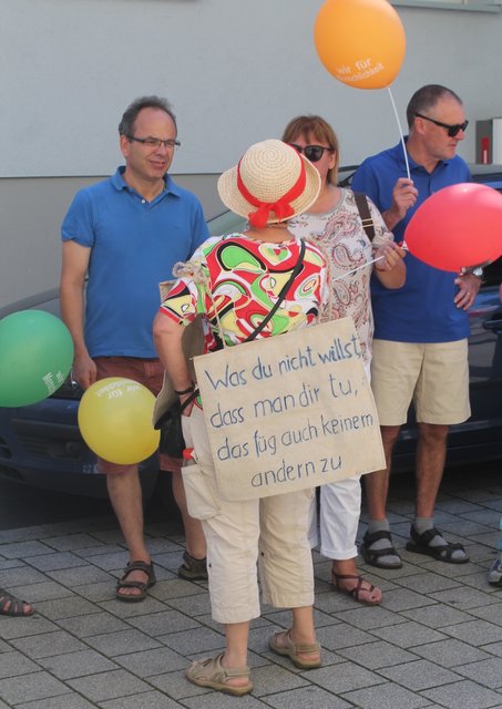 Alle Gemeinderatsfraktionen, die Kirchen, die Gewerkschaften und viele andere gesellschaftliche Gruppen hatten zur Menschenkette gegen Hetze und Ausgrenzung aufgerufen. | Foto: Bauer