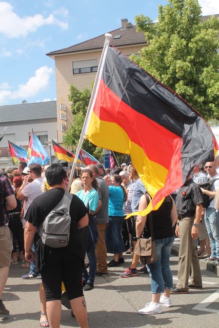 Zwischen 350 und 400 Personen hatten sich auf dem Friedrichsplatz eingefunden, um Björn Höcke sprechen zu hören. Etwa 1.000 Gegendemonstranten taten lautstark ihren Unmut kund und versuchten, die Veranstaltung mit lauter Musik, skandierten Rufen und Thrillerpfeifen zu stören. | Foto: Bauer