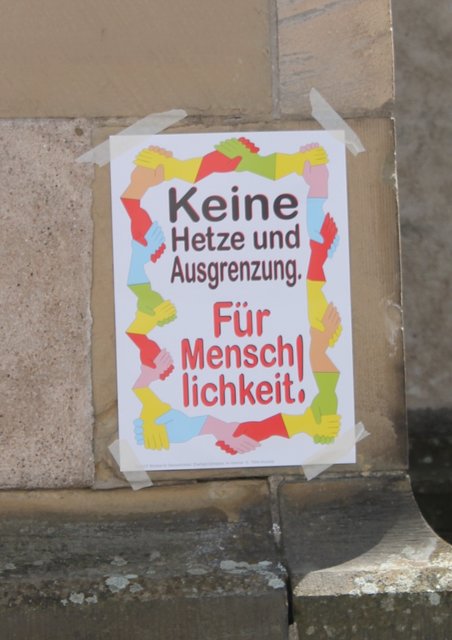 Plakate säumten die Strecke, die sich die AfD für ihren Aufmarsch im Anschluss an den Höcke-Auftritt auf dem Friedrichsplatz ausgesucht hatte. | Foto: Bauer