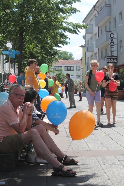 Vorbereitungen für die Menschenkette, die vom Bündnis Wir für Menschlichkeit zur Mittagszeit organisiert wurde. | Foto: Bauer