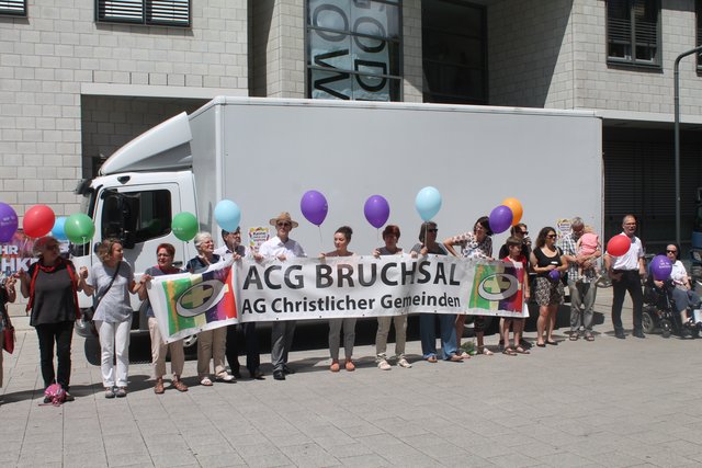 Laut Polizei waren rund 1.200 Menschen in die Bruchsaler Innenstadt gekommen, um hier gemeinsam um exakt 12.50 Uhr eine Menschenkette als eindrücklichen Protest gegen die AfD-Veranstaltung in Bruchsal zu bilden. | Foto: Bauer