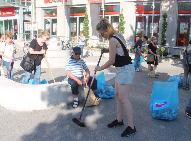 Kehren weg, was von der AfD-Veranstaltung übrig blieb: Einige Bürger waren der Einladung des Ensembles der Badischen Landesbühne gefolgt und kamen. Um zu fegen, aber auch um ein Signal zu setzen. | Foto: Bauer