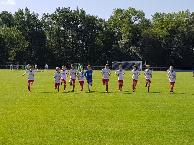 Die Teams laufen sich warm | Foto: Claudia Horn