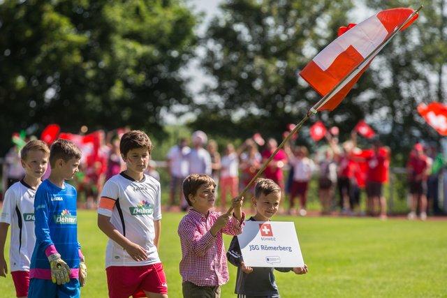 Einzug der Mannschaften mit Nationalhymne. | Foto: Roland Kohls