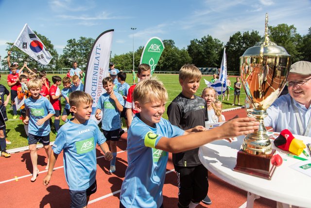Siiiieeeeeeg! Unser Pokal! | Foto: Roland Kohls