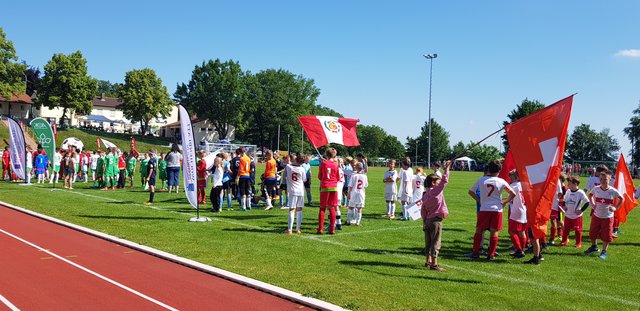 Alle Mannschaften warten auf den Anpfiff  | Foto: Manuela Pfaender 