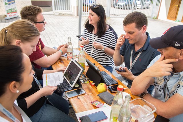 Das Wochenblatt-Team stellte Ergebnnisse und Blitztabellen jeweils direkt in den Liveticker. | Foto: Roland Kohls