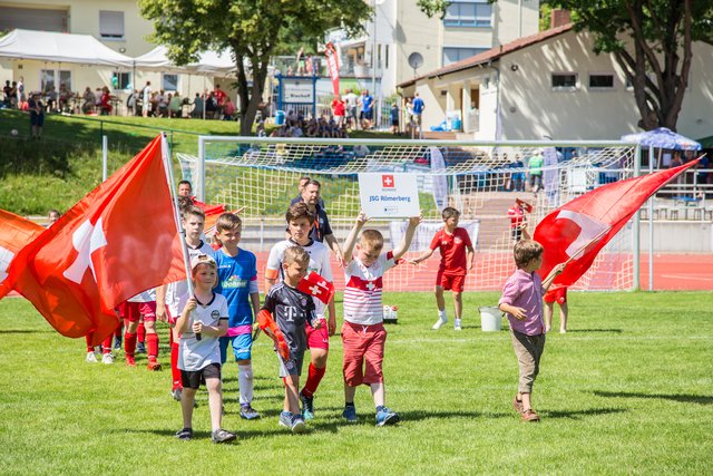 Die Schweizer Mannschaft zog ins Stadion zum Finale ein. | Foto: Roland Kohls