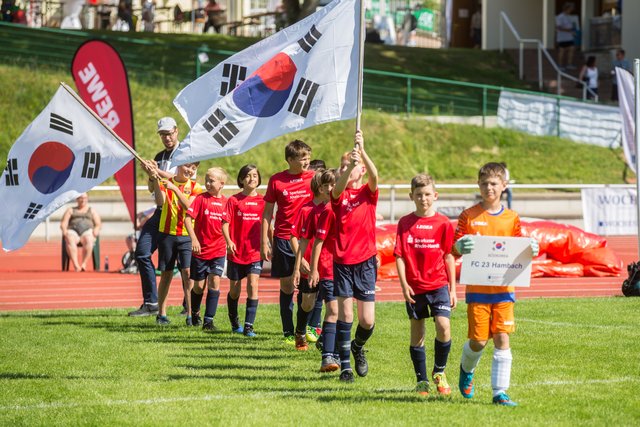 Einzug der Mannschaften mit Nationalhymne. | Foto: Roland Kohls