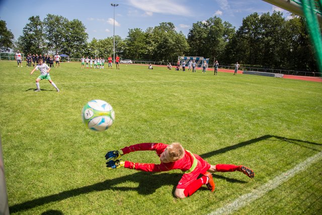 Gehalten: Im Elfmeterschießen beim Spiel Japan gegen Iran um den 5. Platz hielt der Torwart von Japan.  | Foto: Roland Kohls