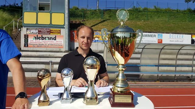 Die Pokale unter Bewachung von Organisator Tobias Ehrenberg | Foto: Goepfrich