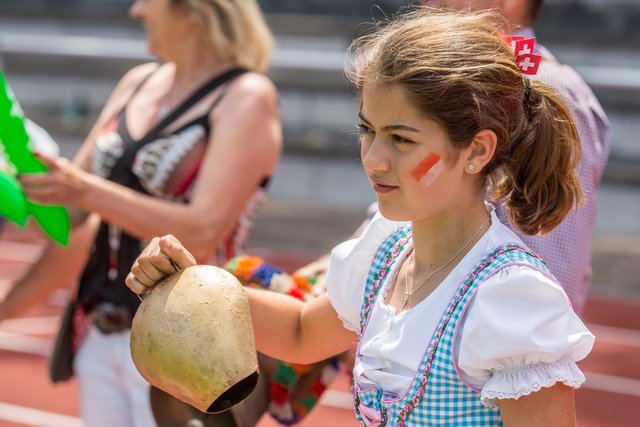 Mit Kuhglocken unterstützten die Schweizer Fans ihre Mannschaft... | Foto: Roland Kohls