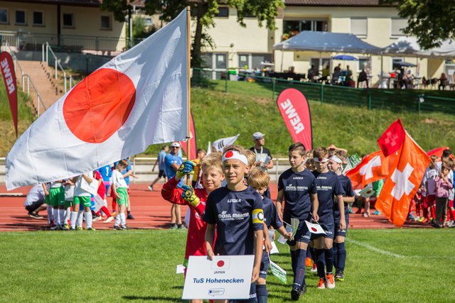 Einzug der Mannschaften mit Nationalhymne. | Foto: Roland Kohls