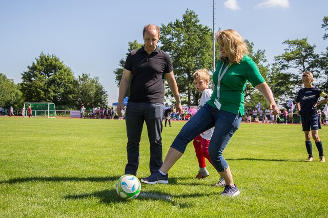 Cheforganisator Tobias Ehrenberg vom Wochenblatt mit einem E-Jugendspieler und Alexandra Pointner von der AOK beim Ankick. | Foto: Roland Kohls
