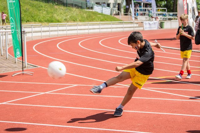 Voll Stoff: Bei der AOK konnte man die Schießgeschwindigkeit testen. | Foto: Roland Kohls