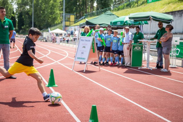 Bei der AOK konnten die Gäste ihre Schießgeschwindigkeit testen... | Foto: Roland Kohls